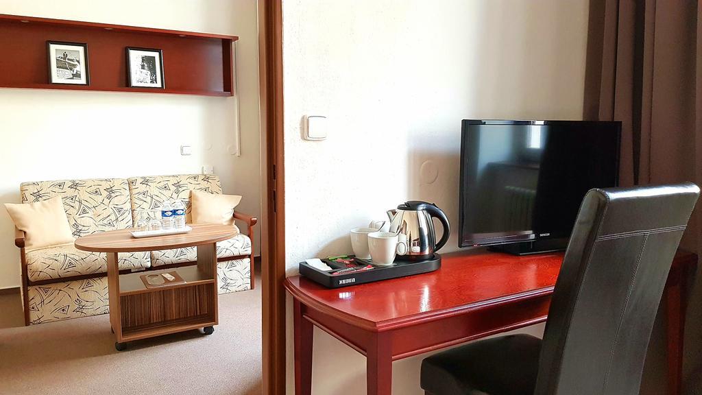 B&B Hotel Praha Нови-Йичин Экстерьер фото